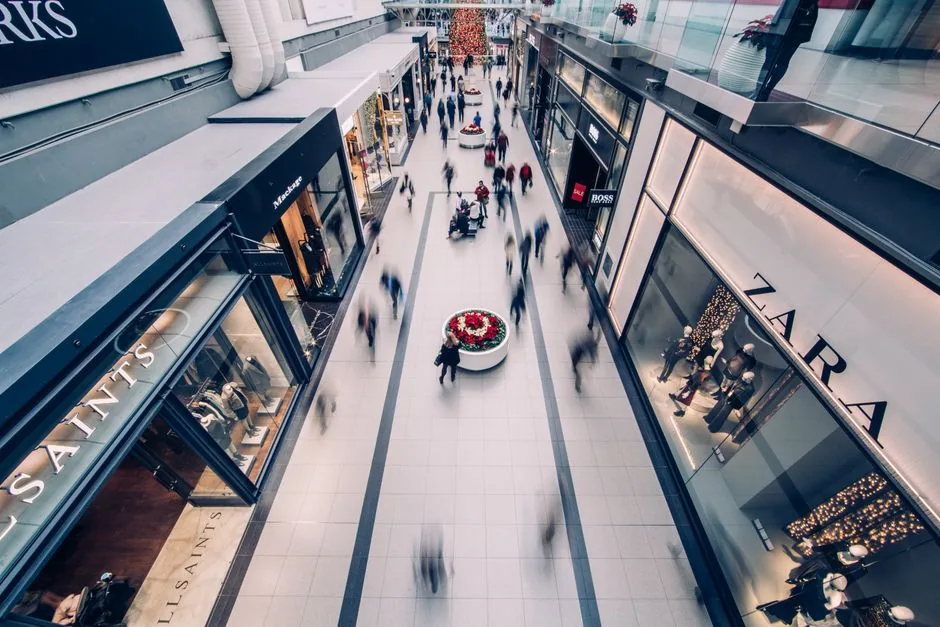 Agente de inteligencia artificial analizando datos de un catálogo de e-commerce optimizado para marcas de retail moderno
