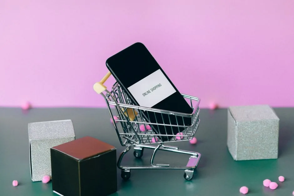 Marketing manager using AI-driven platform to adjust ecommerce ad bids in real time across Amazon and Shopify for higher margins