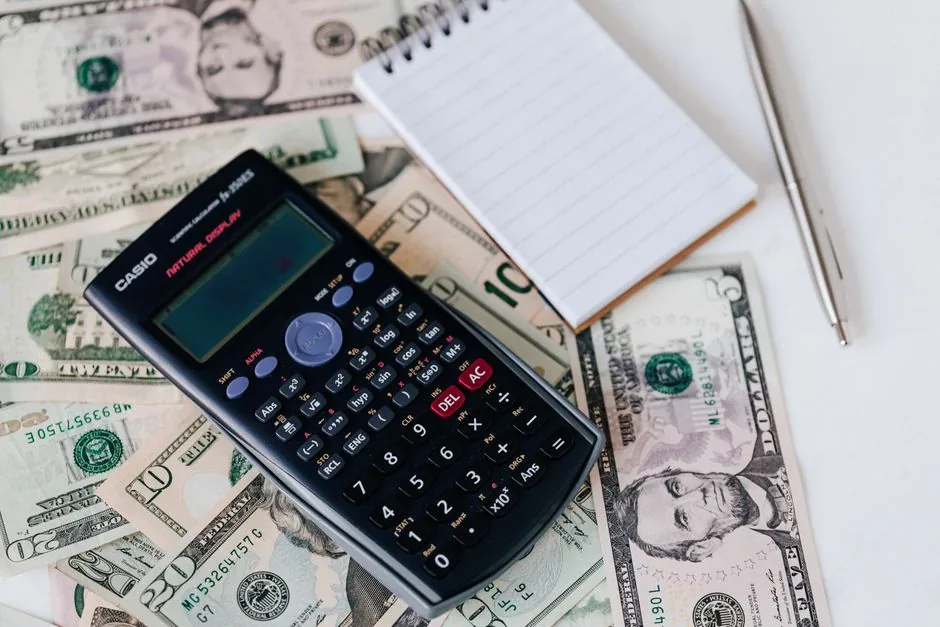 An e-commerce manager analyzing profit margins on an Amazon costs calculator dashboard to optimize business growth.