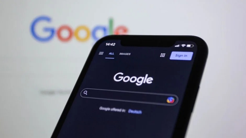 Professionista del marketing analizza i dati di ricerca Amazon su uno schermo per ottimizzare le campagne pubblicitarie del brand.