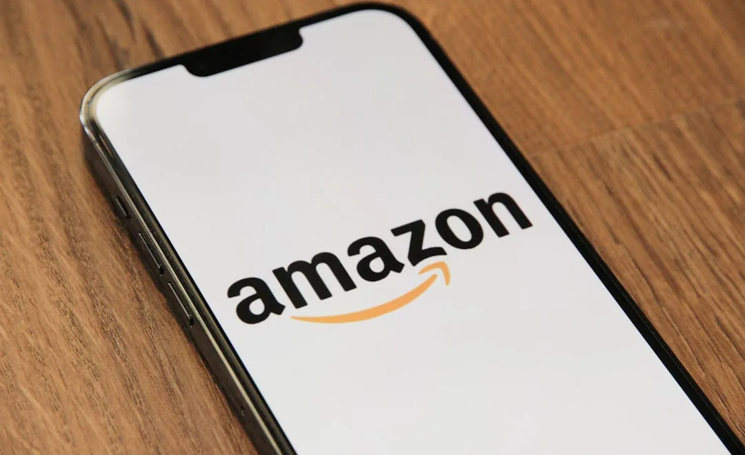 Especialista analiza las amazon search keywords en Epinium para optimizar el posicionamiento de marcas en Amazon.