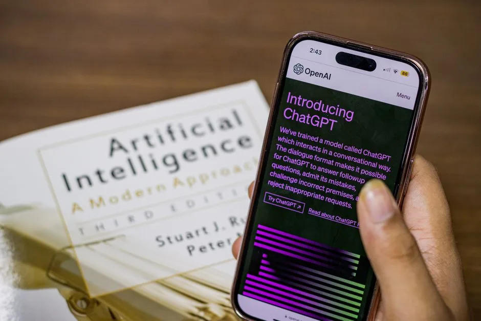 Representación visual de un chatbot integrado con CRM e inventario, atendiendo a usuarios indios en múltiples idiomas durante una campaña de ventas masiva