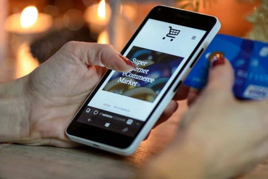 Equipo de e-commerce en la India usando IA de Microsoft para sincronizar inventario, precios y campañas publicitarias en tiempo real