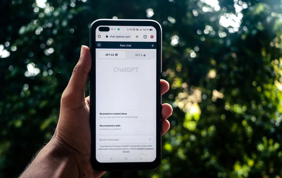 Ejemplo de prompt IA para ecommerce que incluye contexto, datos de producto y tono de marca, dirigido a marketers que buscan automatizar su copywriting