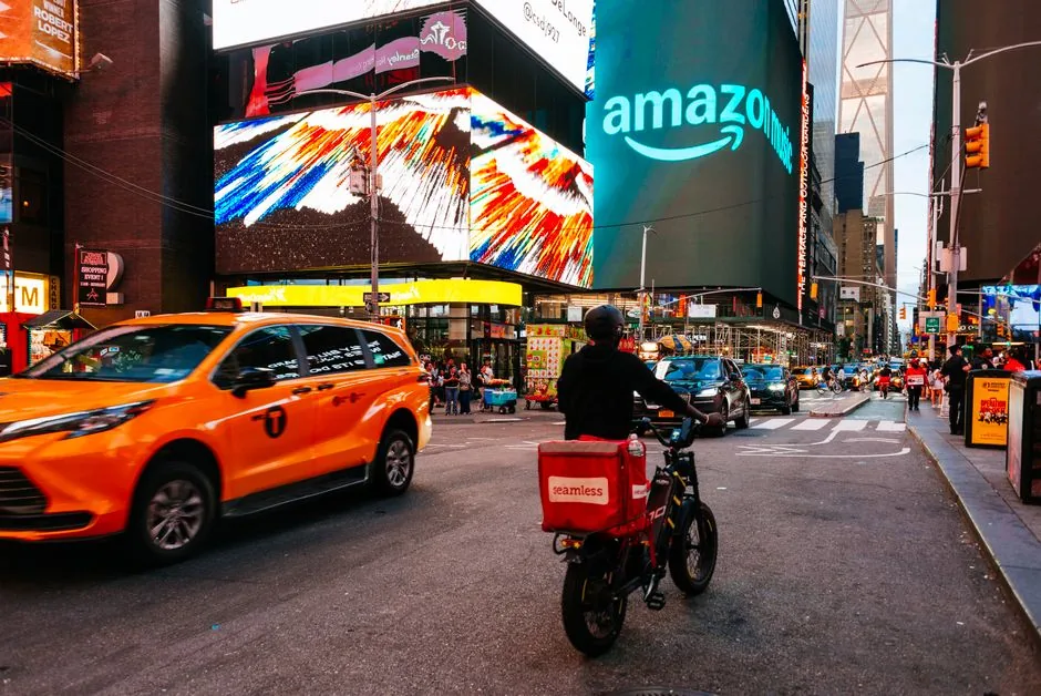 Immagine che mostra un manager che analizza un dashboard di Amazon Ads con avvisi di aumento CPC a causa di un'azione legale della FTC, evidenziando la necessità di automazione IA per la compliance