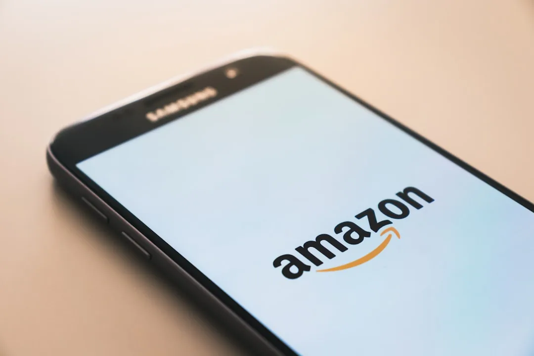 Especialista en e-commerce optimiza la búsqueda de palabras clave en Amazon para mejorar el posicionamiento SEO de sus productos.