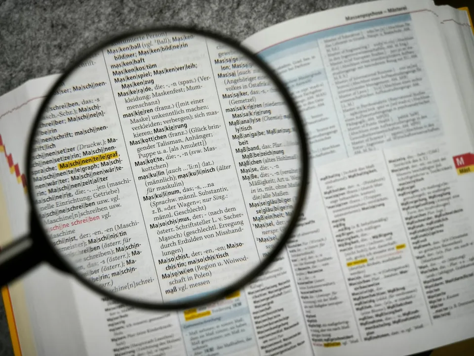 Especialista de ecommerce ajustando los términos de búsqueda backend de un ASIN para mejorar la visibilidad en Amazon y reducir costes publicitarios