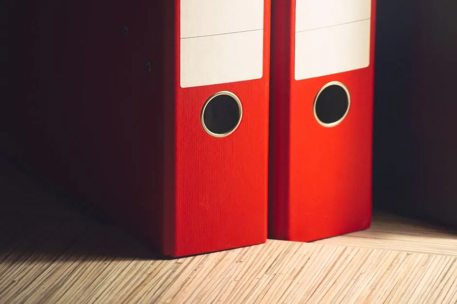 Operador de ecommerce cargando datos masivos mediante un Amazon flat file para mejorar la precisión del catálogo y acelerar la publicación de productos