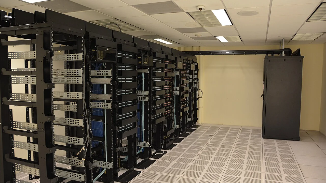 Pasillo de racks de servidores en un centro de datos, el lugar donde se actualiza PHP para parchear PHP2Shell