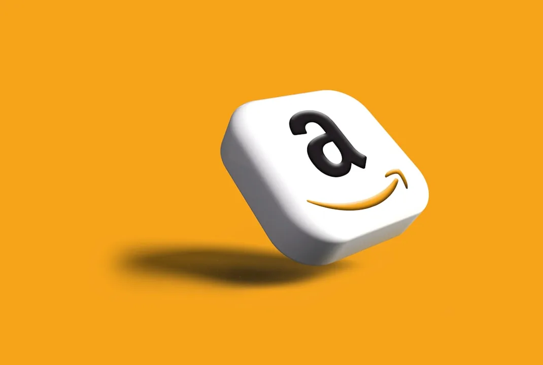 Grafico dell'algoritmo COSMO di Amazon che mostra l'ottimizzazione SEO semantica per venditori e brand manager e-commerce.