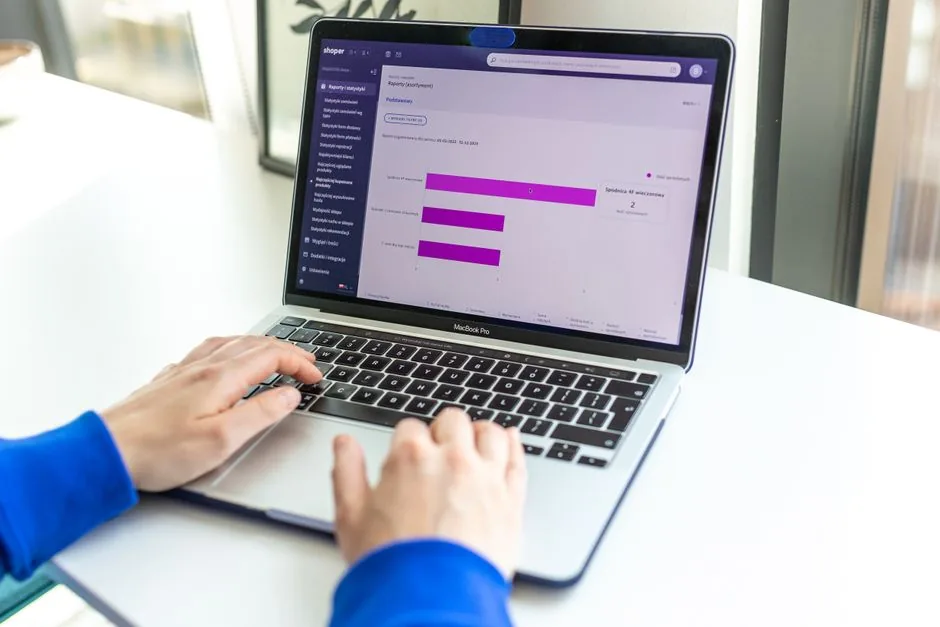 Immagine di un dashboard Shopify integrato che mostra dati unificati da Shopify e Amazon per decisioni rapide di e‑commerce