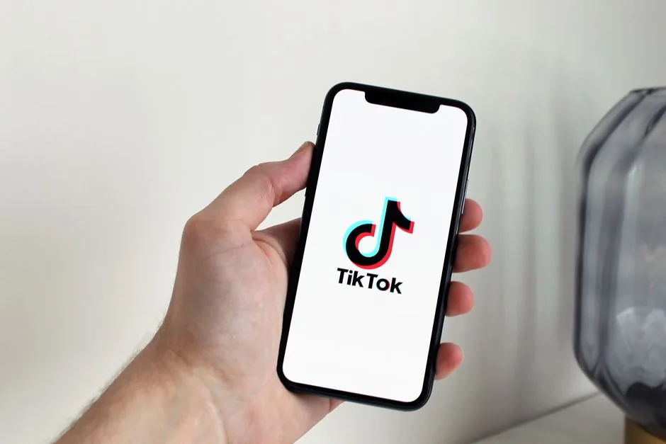 Immagine che mostra la differenza tra TikTok Shop e Amazon: scoperta tramite video vs acquisto tramite scheda prodotto, per marketer e retailer.