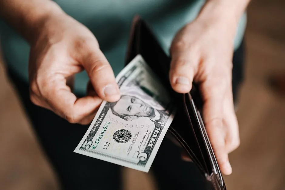 Immagine che illustra la struttura a strati delle commissioni di TikTok Shop e il loro impatto sui margini di profitto per i venditori e‑commerce