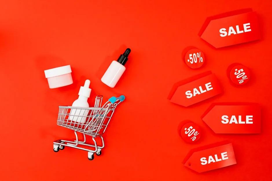 Imprenditore che analizza le performance di TikTok Shop Ads su schermo, evidenziando creatività ottimizzate dall’IA per aumentare le conversioni del pubblico giovane.