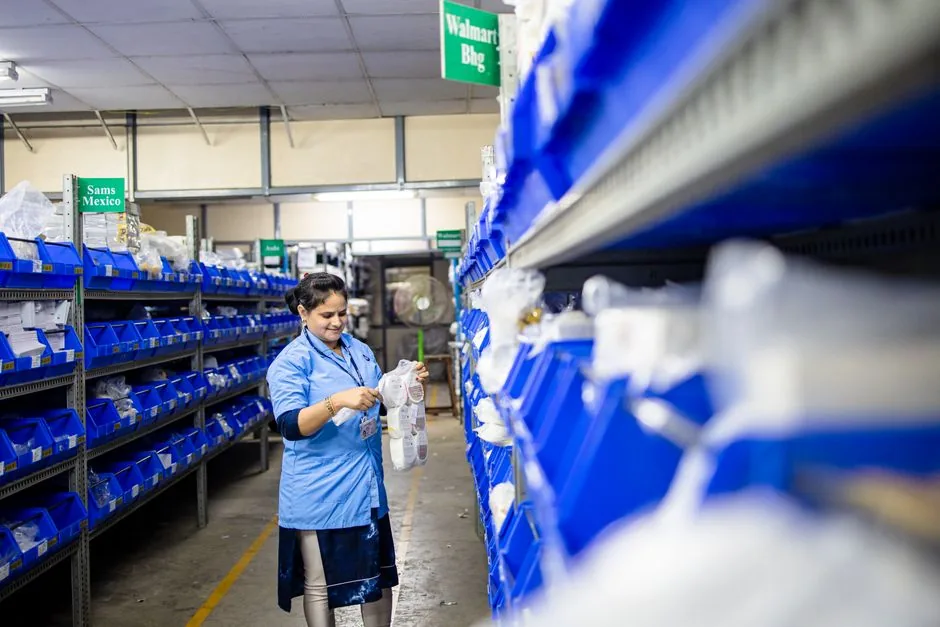 Immagine che mostra un manager di brand che utilizza l'IA conversazionale di Walmart Scintilla per analizzare dati retail in tempo reale e prendere decisioni operative