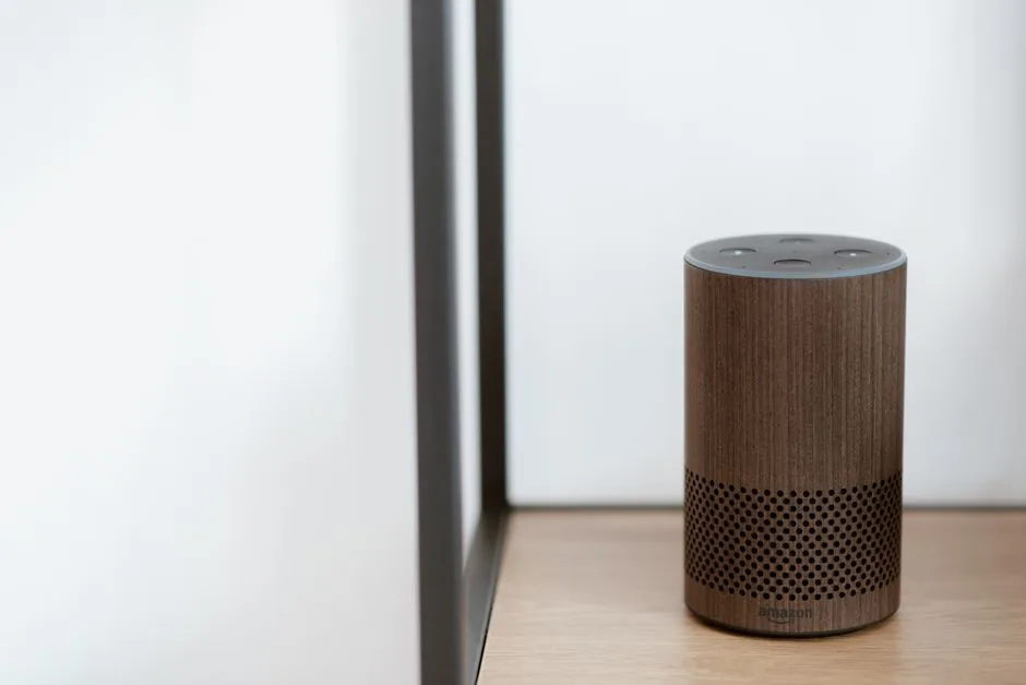 Ejecutivo de marketing revisando datos de Alexa keyword en pantalla, optimizando metadatos de producto para aumentar conversiones en búsquedas de voz