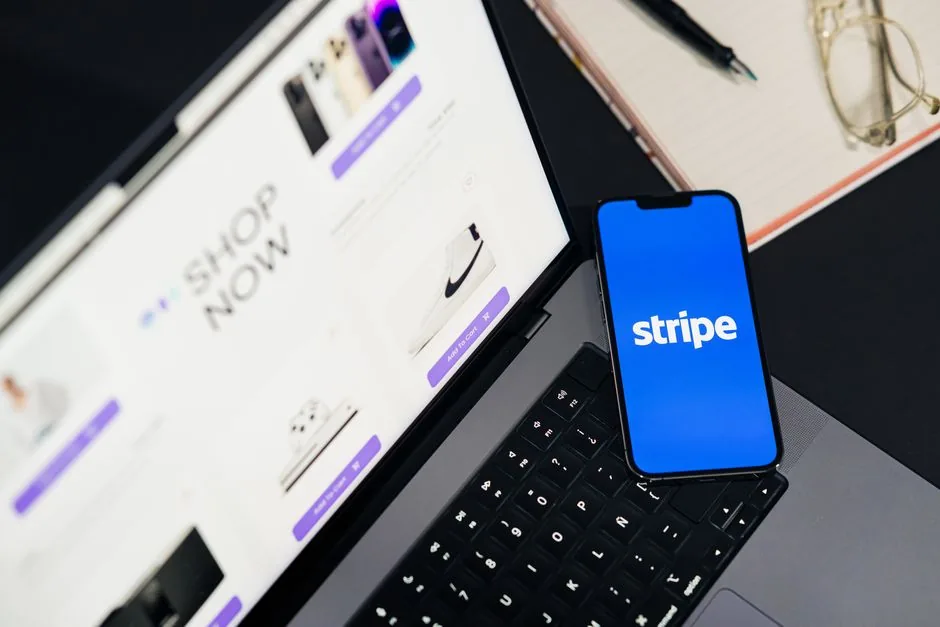 Imagen que muestra a un director de marketing comparando una web de ecommerce creada con IA gratis y una plataforma premium, resaltando diferencias de velocidad, costos ocultos y control de datos para equipos de marketing.