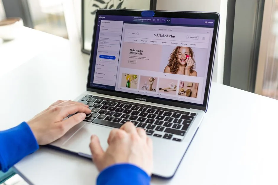 Immagine comparativa che mostra WooCommerce e Shopify con focus su costi, flessibilità dati e integrazioni AI per manager e-commerce