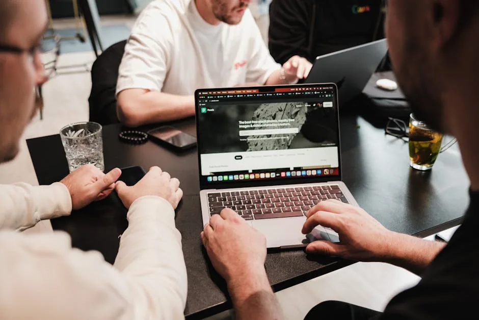 Team ecommerce che revisiona descrizioni di prodotto generate dall'IA su schermo — guida alla scelta del generatore IA per cataloghi su scala