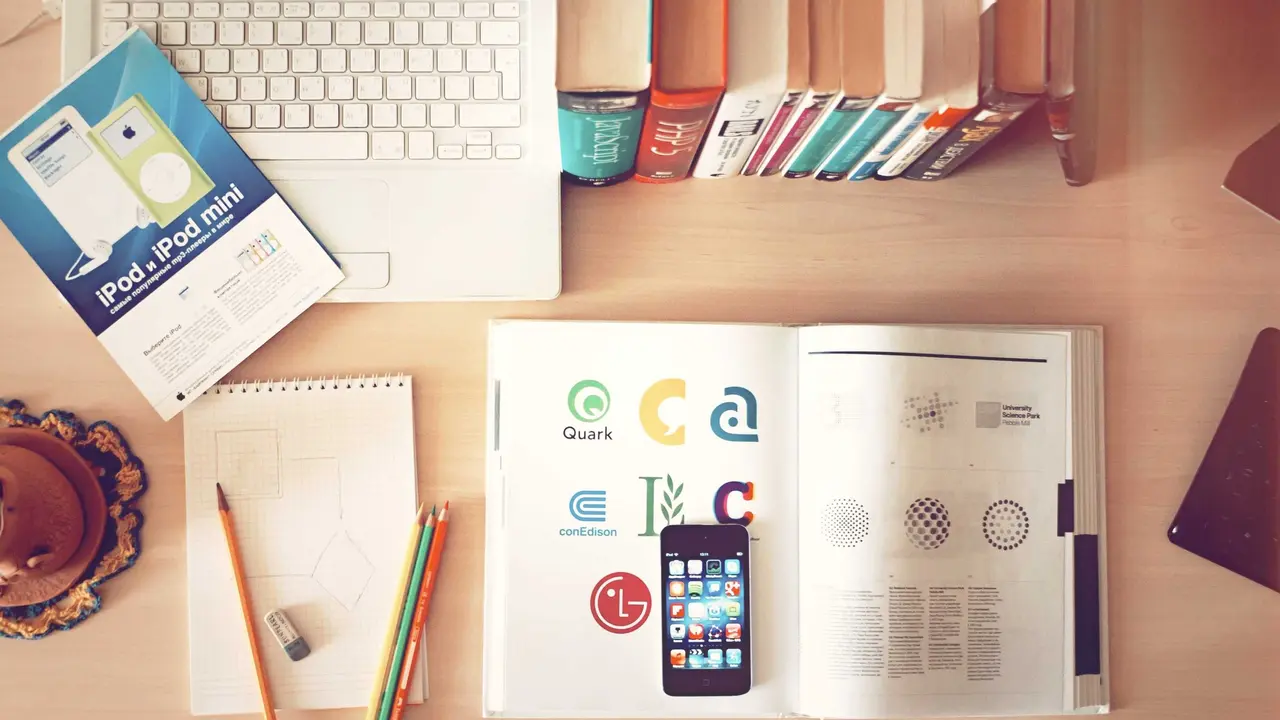 Brand che esamina documenti invito Amazon Vendor Central — guida registrazione wholesale per venditori ecommerce