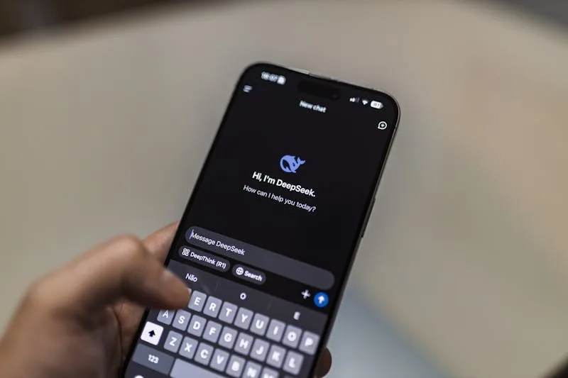 App shopping AI su smartphone — strategia di visibilità del brand in ChatGPT per l'e-commerce nel 2026