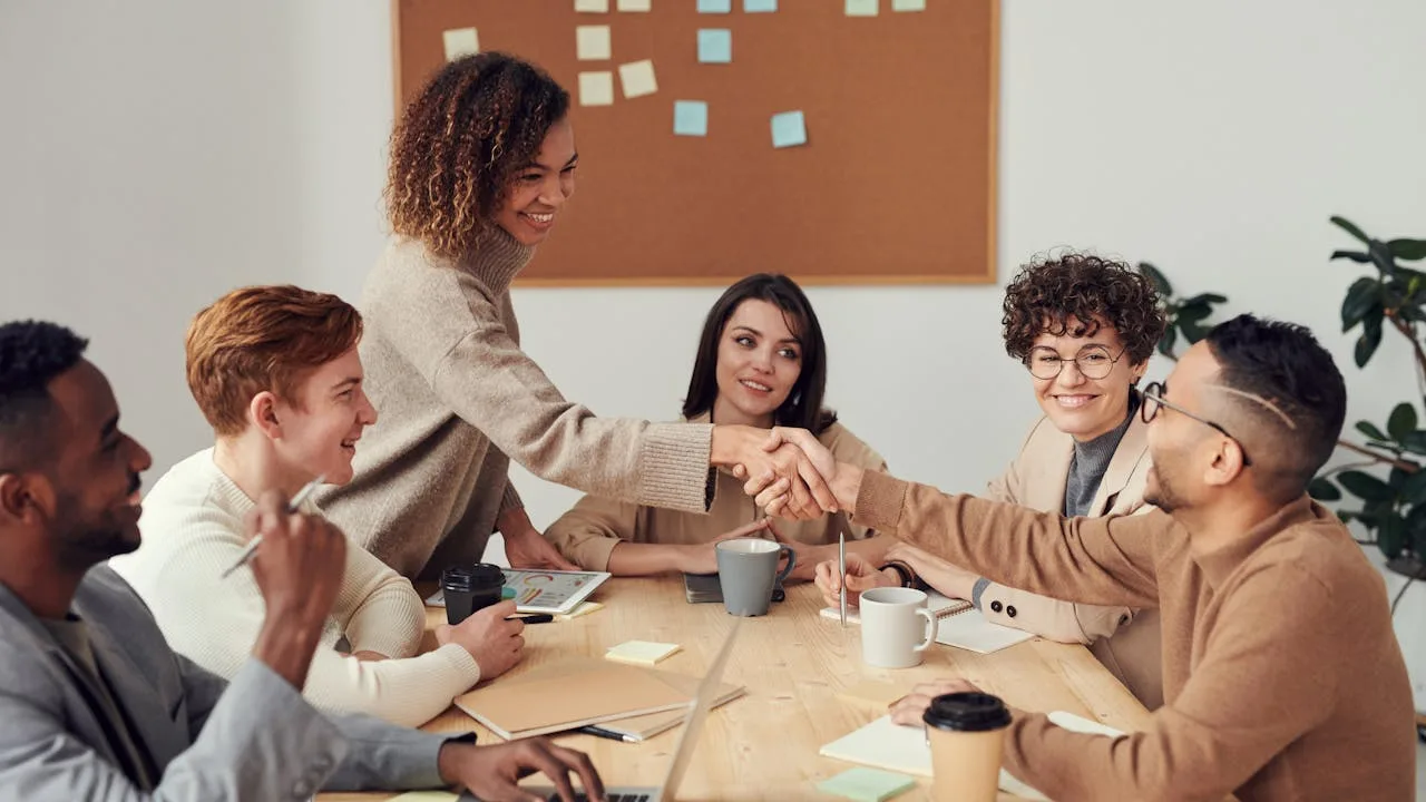 team brand che analizza dashboard con agenti MCP connessi — ottimizzazione dei flussi con intelligenza artificiale agentica per produttori italiani