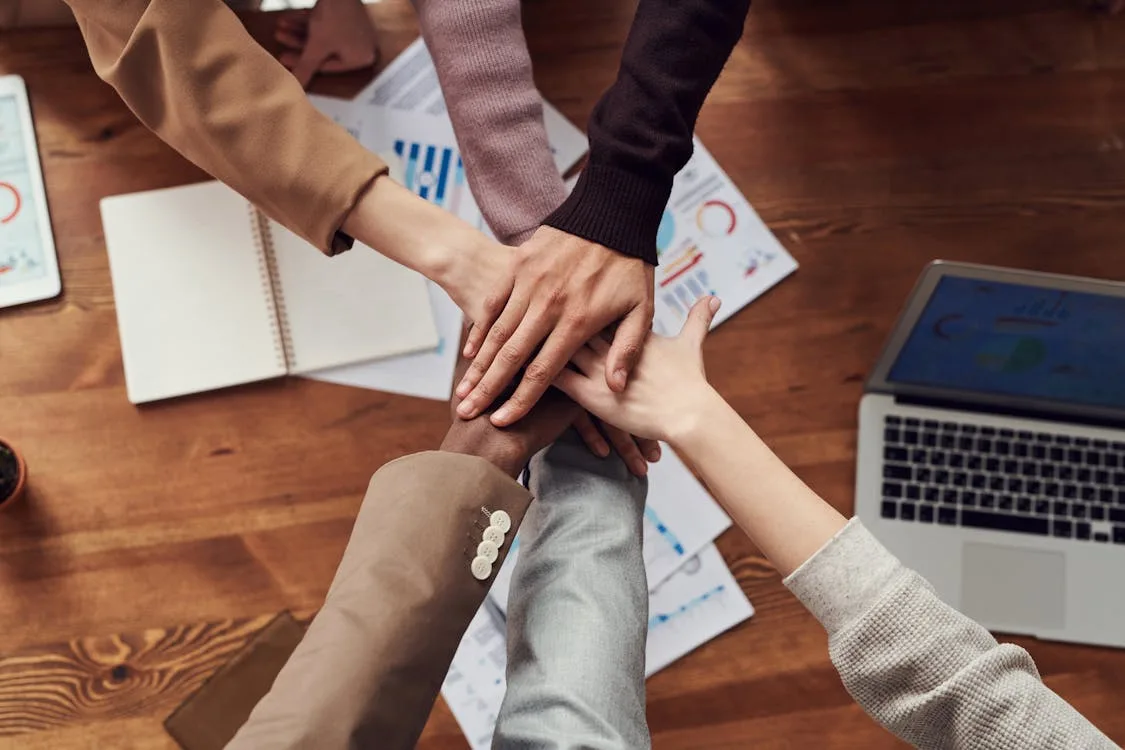 team di manager che analizza la strategia di deployment AI — leader di brand che valutano la responsabilità di implementazione dell'intelligenza artificiale