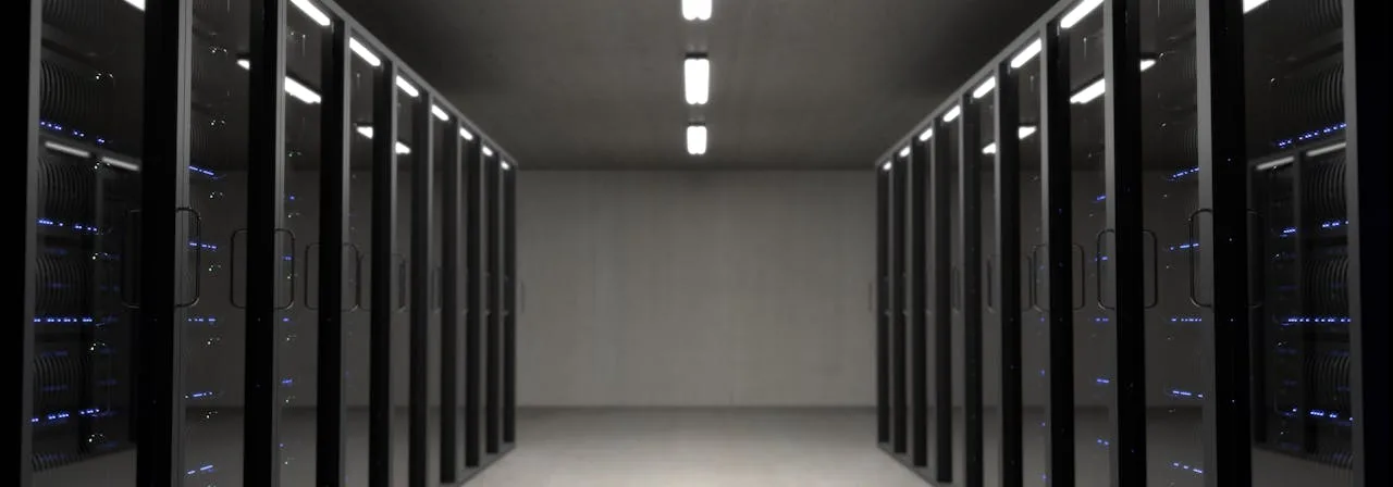 Leader aziendale che esamina l'architettura server MCP per il deployment di agenti AI — guida pratica per aziende