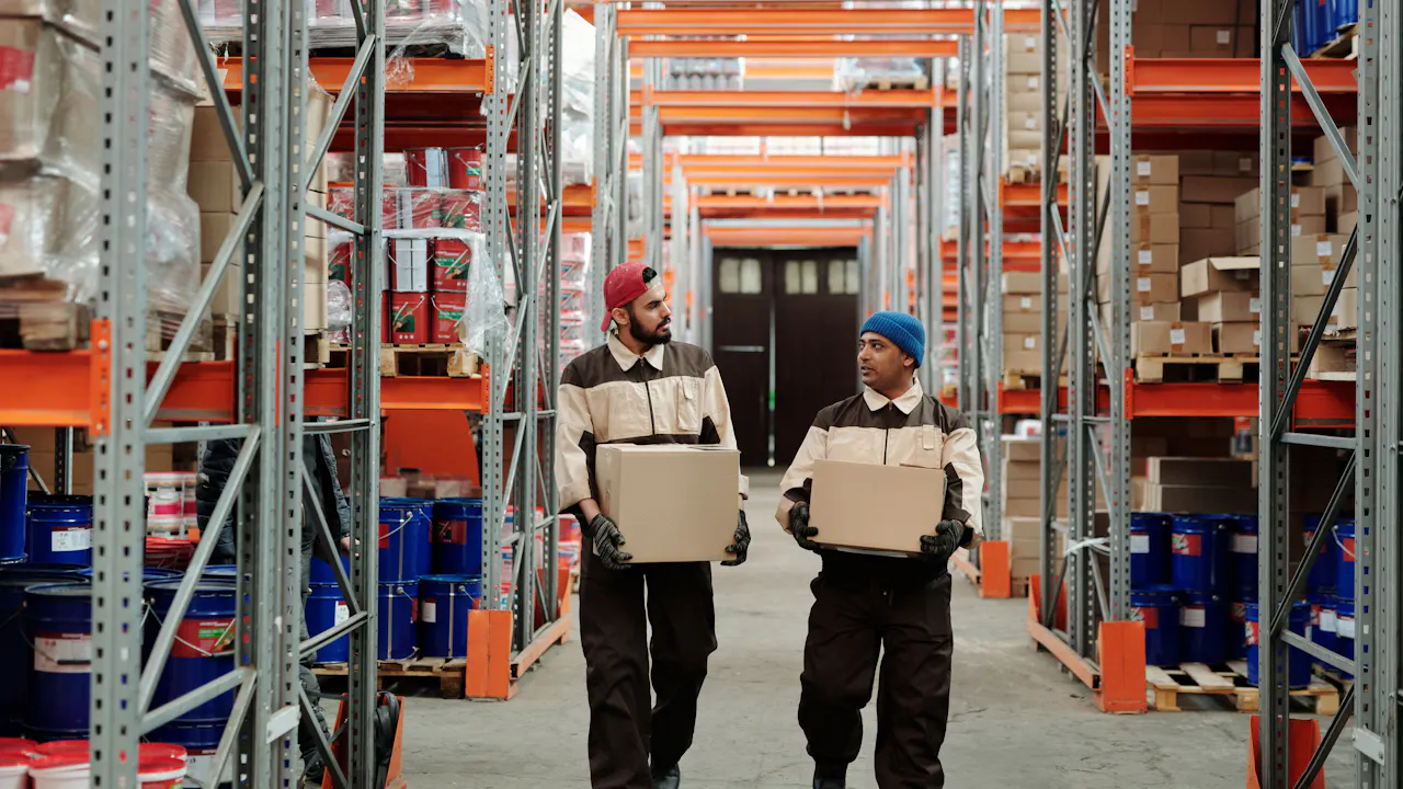 Team di magazzino che organizza scatole prodotti per ecommerce — preparazione all'automazione con IA