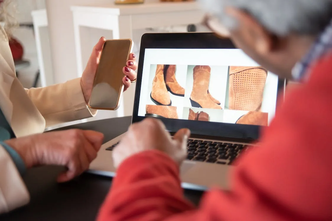 Dashboard di design ecommerce con AI che mostra analytics di conversione e catalogo prodotti personalizzato per brand e produttori