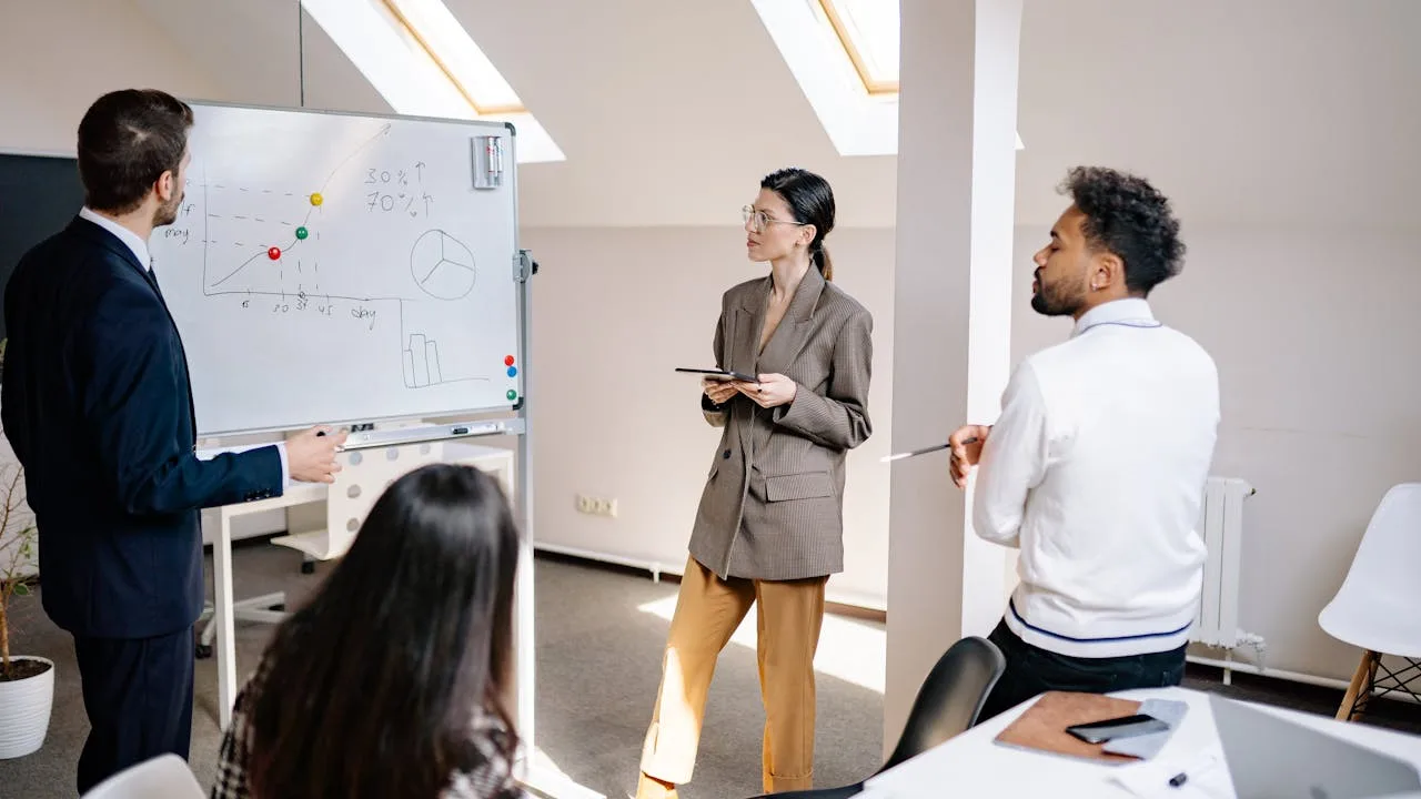 Team dirigenziale e tecnico in collaborazione sulla strategia di deployment AI — modello forward deployed engineering per leader di brand italiani