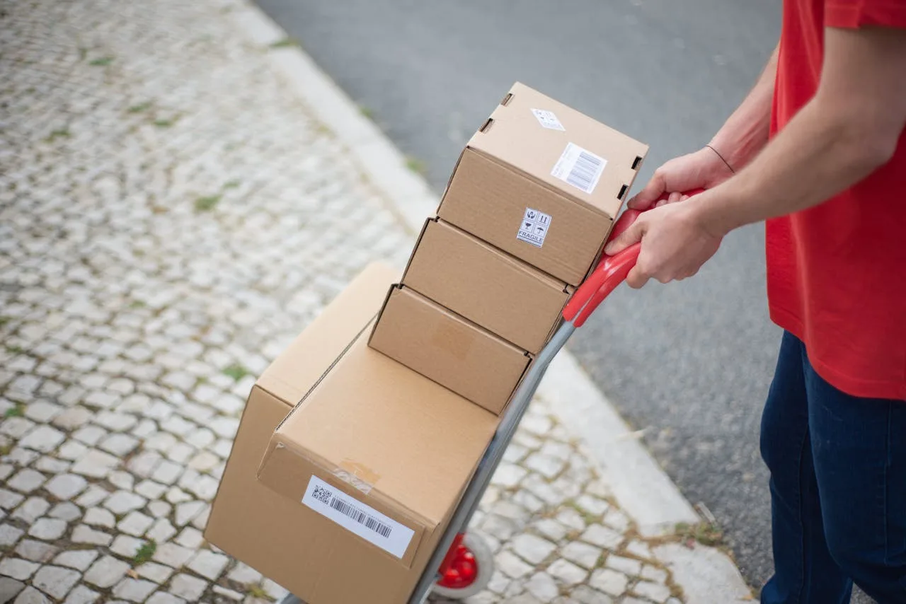 Scatole di Amazon impilate — strategia di brand e private label per i venditori in Italia e Europa