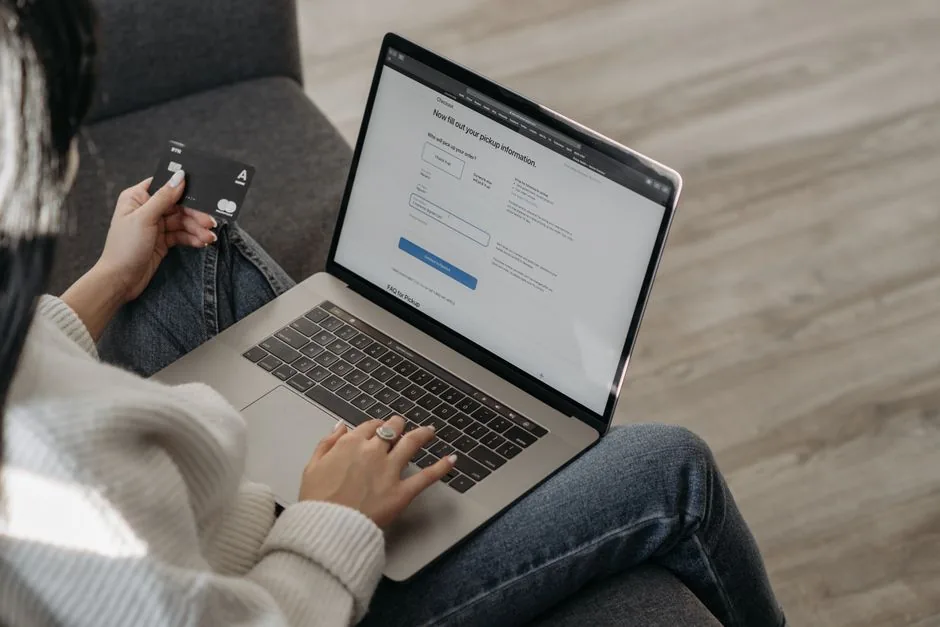 Interfaccia di gestione e-commerce con agenti IA di Adidas che ottimizza le vendite online per brand manager e retailer