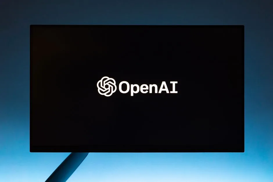 Un manager digitale mostra a un giovane collaboratore come ottimizzare i processi e-commerce con l'intelligenza artificiale in ufficio.