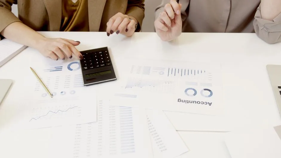Un professionista finanziario analizza grafici di bilancio ottimizzati dall'intelligenza artificiale per migliorare l'efficienza dello studio contabile.