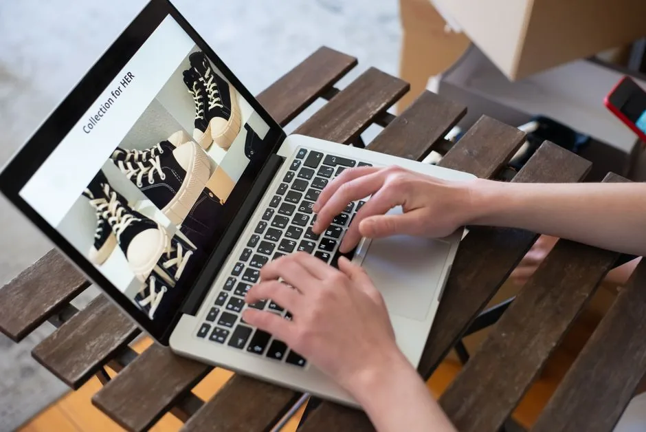 Un brand manager analizza l'ottimizzazione delle schede prodotto per l'AI su uno schermo per migliorare le vendite e-commerce.