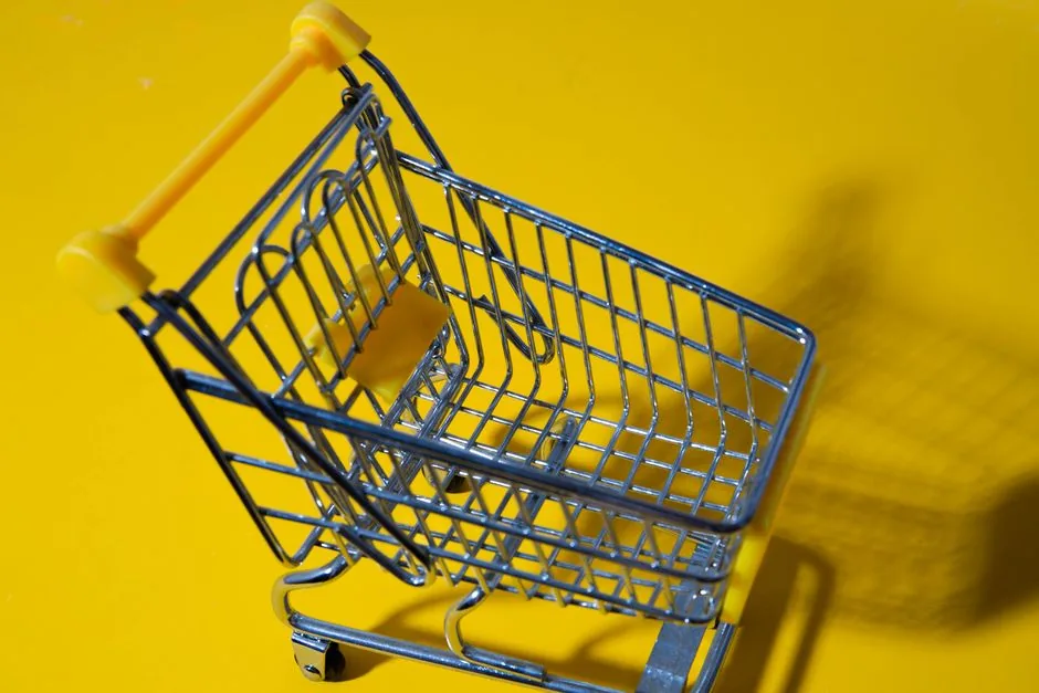 Infografía sobre amazon bundle examples que muestra cómo agrupar productos físicos para vendedores que buscan aumentar su rentabilidad.