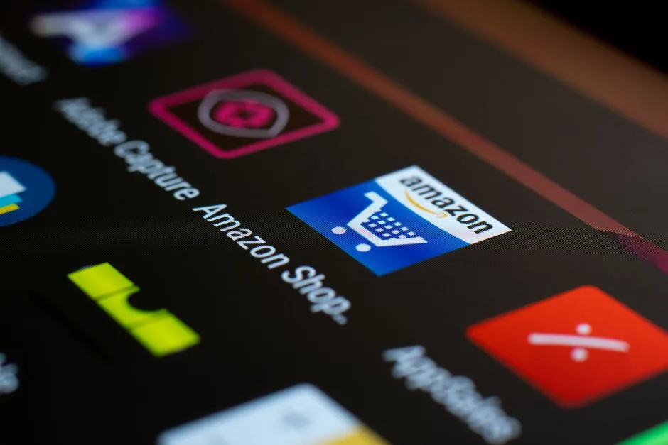 Consultor de marketing analiza métricas de Amazon SPN en una pantalla para optimizar las ventas de un e-commerce.