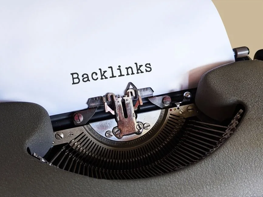 Un professionista di marketing analizza le back end keywords su Amazon per migliorare il posizionamento SEO di un brand.