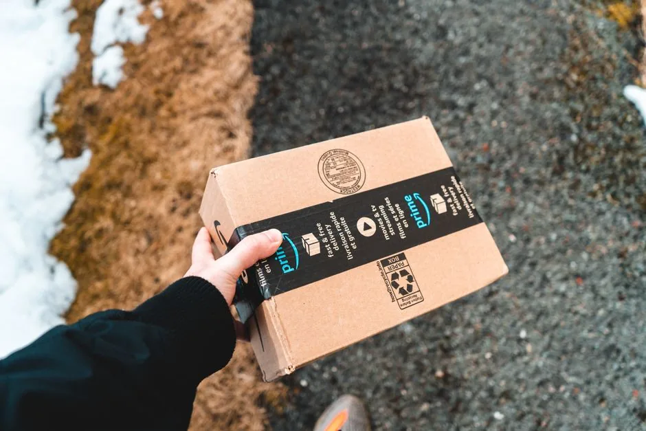 Director de marketing analiza métricas de TACOS en ordenador para vencer a Amazon y mejorar la rentabilidad de su marca.