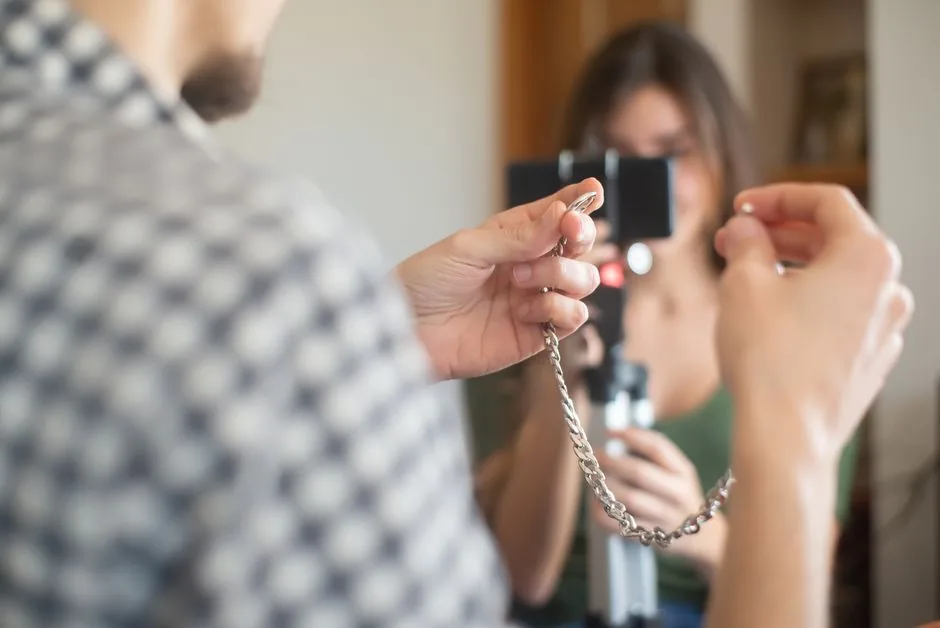 Piattaforma jewelry e commerce ai image generator genera foto di anelli d'oro per mostrare l'efficacia dell'IA ai brand manager.