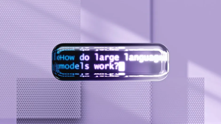 Esperto di sicurezza informatica analizza vulnerabilità di prompt injection su un sistema IA per proteggere i dati aziendali.
