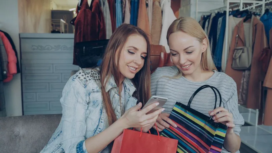 Director de marketing analizando gráficos de optimización de retail media para mejorar la incrementalidad de sus ventas en Amazon