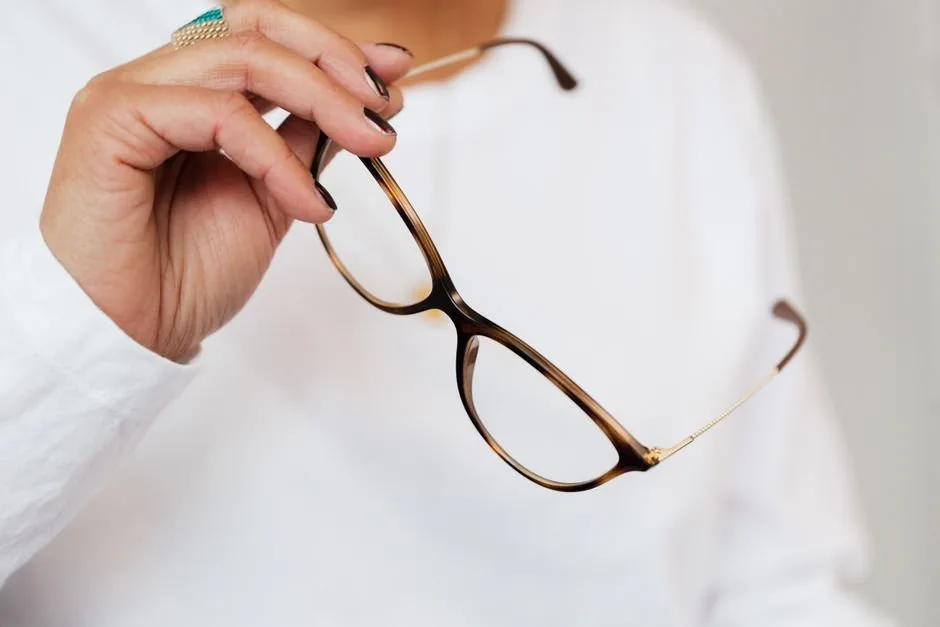 Utente e-commerce prova abiti virtualmente con l'IA di Stitch Fix per ridurre i resi, ottimizzando le vendite online.
