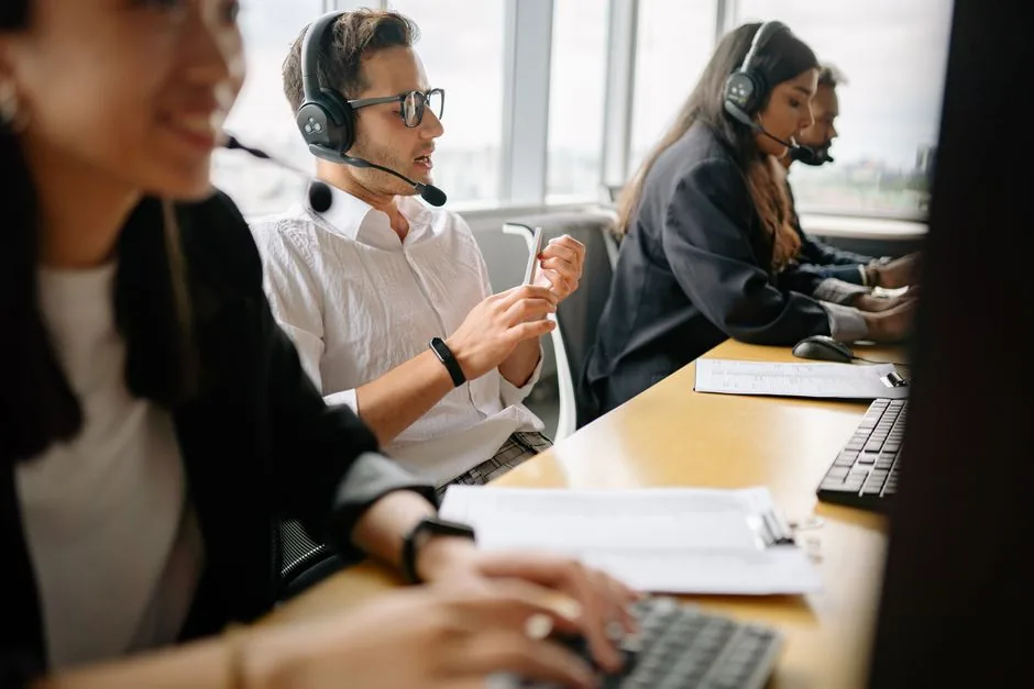Rappresentazione di un agente IA che effettua pagamenti digitali sicuri tramite Visa per ottimizzare i processi aziendali B2B.