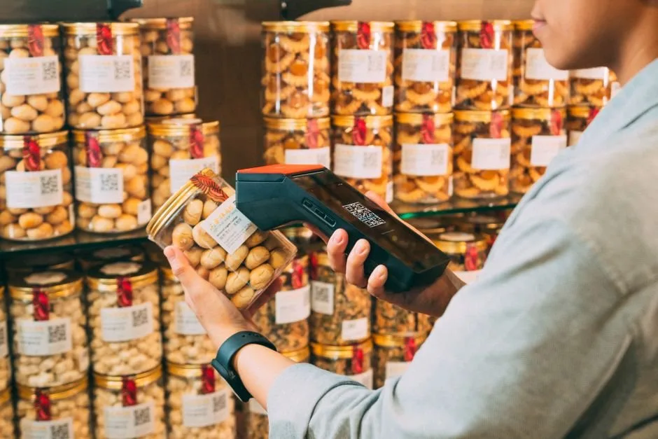 Manager analizza grafici di dati strutturati su uno schermo per ottimizzare l'IA nel retail per brand e-commerce.