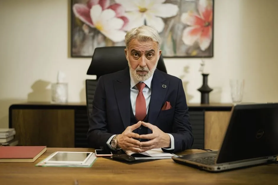 Un amazon company managing director analizza grafici di vendita su tablet per ottimizzare i margini aziendali con l'AI