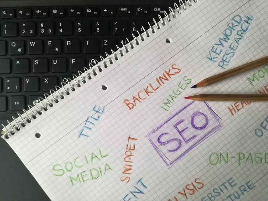 Grafico esplicativo che illustra l'integrazione delle generic keywords nei motori di ricerca semantici per venditori e-commerce.