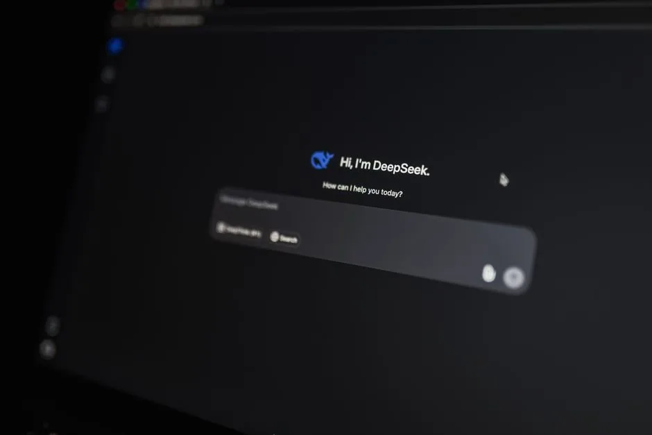 Schermata dell'assistente IA di Newegg che guida un utente nella scelta dei componenti hardware per un PC.